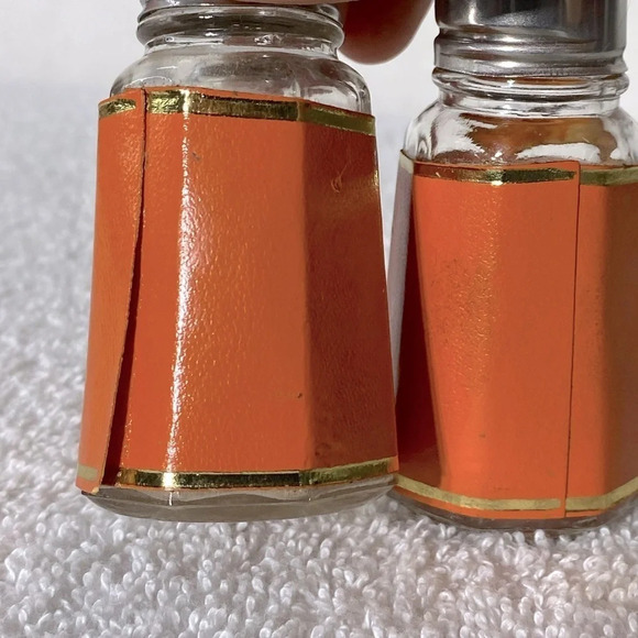 Vintage Revelatoke British Columbia Glass Salt & Pepper Shakers - Picture 4 of 9